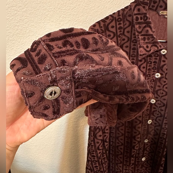 🍩VINTAGE🍩 Shik Yee Chocolate Brown Velour Patterned Button Up Top - Picture 6 of 8